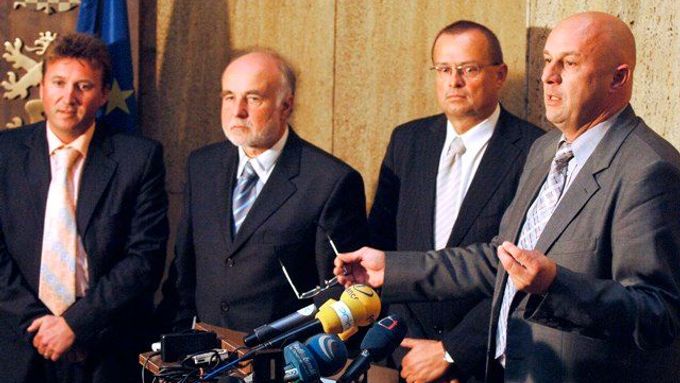 Zleva prezident České lékařské komory Milan Kubek, prezident České stomatologické komory Jiří Pekárek a prezident České lékárnické komory Lubomír Chudoba na dnešní tiskové konferenci. Zatímco Kubek původní vyhlášku obhajuje, další dva šéfové nesouhlasí