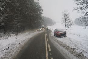 Obrazem: Nehod na sněhu rychle přibývá