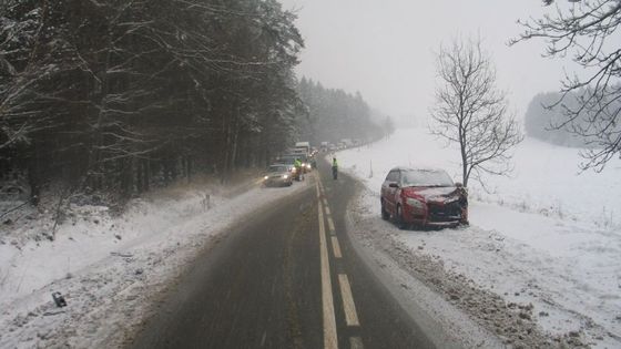 Obrazem: Nehod na sněhu rychle přibývá