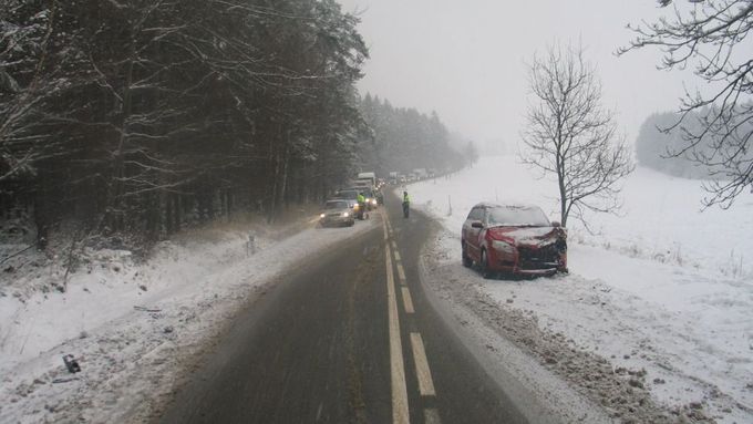 Obrazem: Nehod na sněhu rychle přibývá