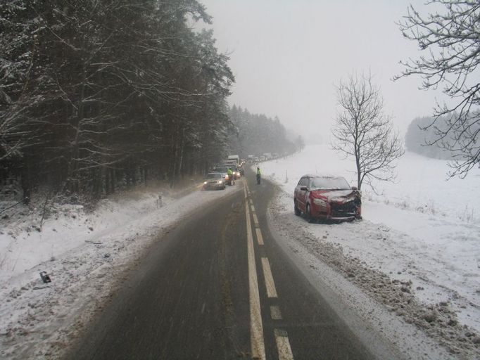 Na úseku Tábor-Čížkov. Řidička vozidla osobního vozidla nezvládla smyk a postupně narazila do dvou nákladních vozidel. Nehoda se obešla bez zranění. Škoda byla vyčíslena na 115.000 korun.