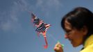 Masith Ashar flies kites depicting the U.S. flag along Crissy Field near the Golden Gate Bridge in San Francisco, California May 27, 2012. The iconic bridge is celebrating its 75th anniversary. REUTERS/Robert Galbraith (UNITED STATES - Tags: ANNIVERSARY SOCIETY) Published: Kvě. 27, 2012, 11:50 odp.