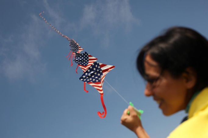 Masith Ashar flies kites depicting the U.S. flag along Crissy Field near the Golden Gate Bridge in San Francisco, California May 27, 2012. The iconic bridge is celebrating its 75th anniversary. REUTERS/Robert Galbraith (UNITED STATES - Tags: ANNIVERSARY SOCIETY) Published: Kvě. 27, 2012, 11:50 odp.