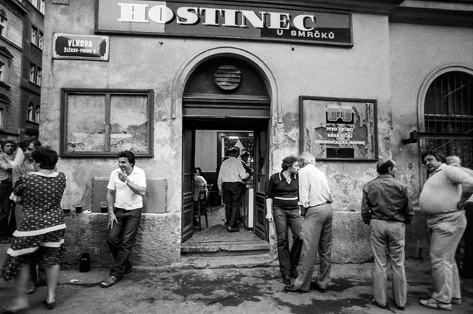 Fotograf Karel Bucháček (*1932 + 2008) zachytil, jak komunisté zdemolovali starobylou část pražské čtvrti Žižkov