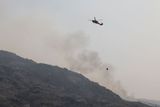 Při hašení zde pomáhají i vrtulníky. Oheň už poničil více než 100 kilometrů čtverečních a uhasit se zatím povedlo jen malou část plamenů.