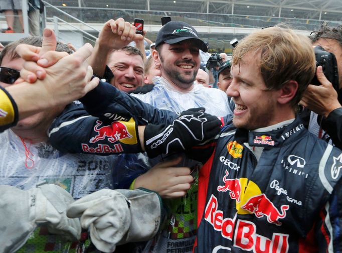 Sebastian Vettel v Sao Paulu nestačil přijímat jednu gratulaci za druhou.