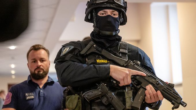 Soud projednával případ za přísných bezpečnostních opatření. Obžalovaného v neprůstřelné vestě vodila do jednací místnosti eskorta v kuklách a se samopaly.