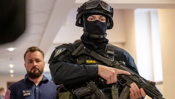 Podezřelého z vraždy dvou prodavaček v Hradci Králové doprovodili do soudní síně policejní ozbrojenci.
