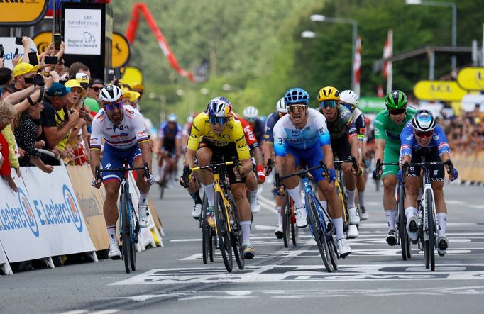 Dylan Groenewegen vítězí v třetí etapě Tour 2022 před Woutem van Aertem a Peterem Saganem.