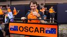 Oscar Piastri z McLarenu slaví triumf v cíli VC Španělska F1 2025