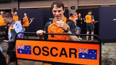 Oscar Piastri z McLarenu slaví triumf v cíli VC Španělska F1 2025