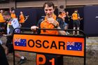 Z nudy v boxech divoký sprint do cíle. Zuřící Verstappen schválně vrazil do Russella