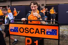 Z nudy v boxech divoký sprint do cíle. Zuřící Verstappen schválně vrazil do Russella