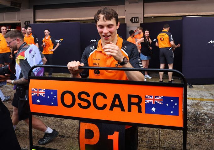 Oscar Piastri z McLarenu slaví triumf v cíli VC Španělska F1 2025