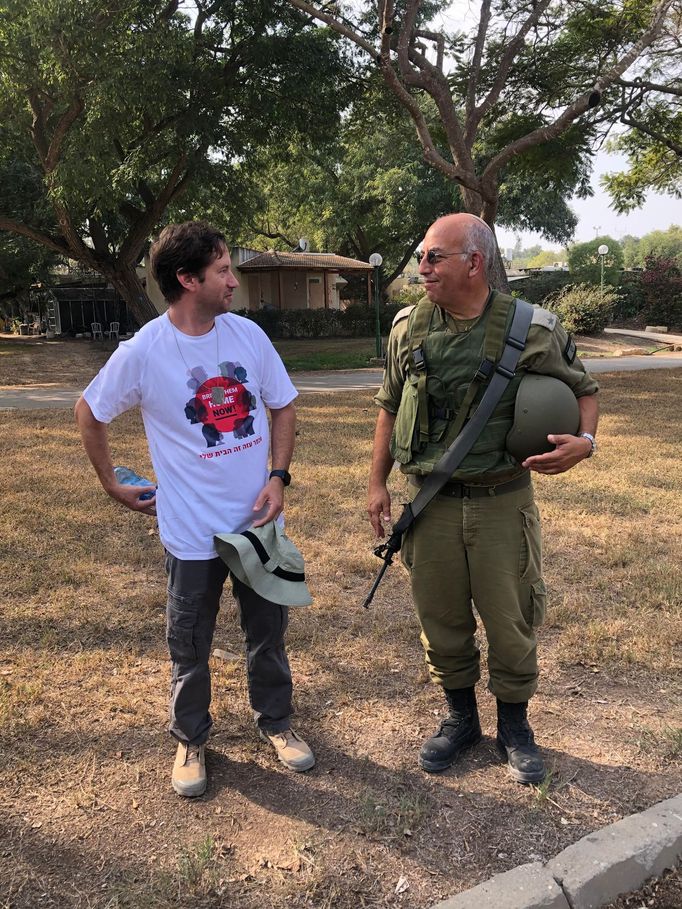 Chanán z kibucu Kfar Aza (vlevo) a důstojník izraelské armády David.