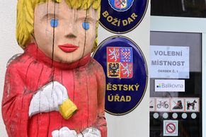 Obrazem: Lídři mezi prvními i potíže s e-doklady. Momentky z volebních místností