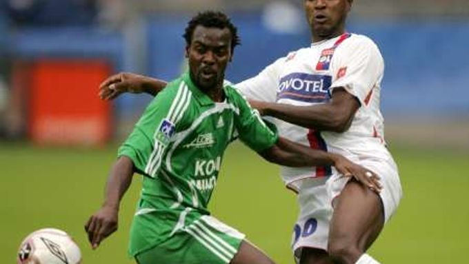 Eric Abidal z Lyonu (vpravo) v souboji s hráčem St. Etienne Pascalem Feindounem.