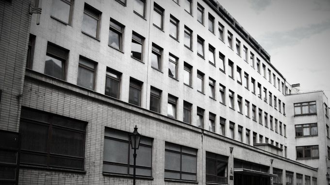 Někdejší sídlo StB v Bartolomějské ulici v Praze, tzv. „kachlíkárna“ – centrum výslechů a řízení operací