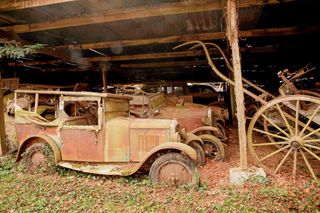 Fotografie nečekaných objevů cenných automobilů, které se ve světě našly v garážích, stodolách a jiných místech.