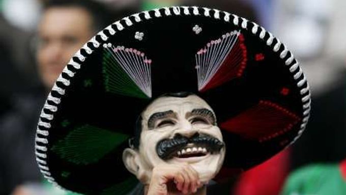 Fanoušek v masce mexického prezidenta Vicente Foxe při utkání skupiny D MS Mexiko - Angola.