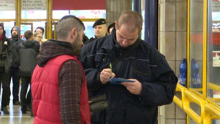 VIDEO: Zátah proti černým pasažérům v metru. Revizoři dávali pokutu za půlku