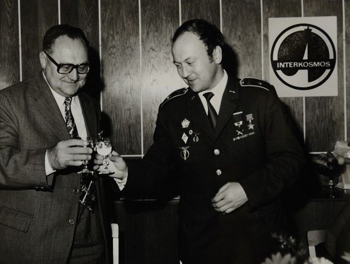 První (a poslední) česko(slovenský) kosmonaut a současný europoslanec za KSČM Vladimír Remek na návštěvě Nové hutě v roce 1978.