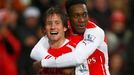 Danny Welbeck oslavuje s Tomášem Rosickým gól Arsenalu