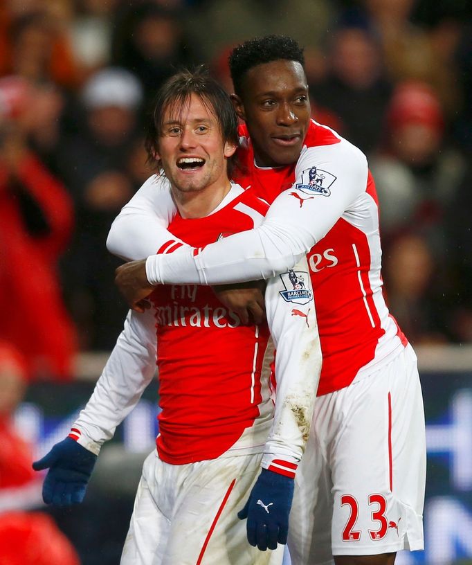 Danny Welbeck oslavuje s Tomášem Rosickým gól Arsenalu