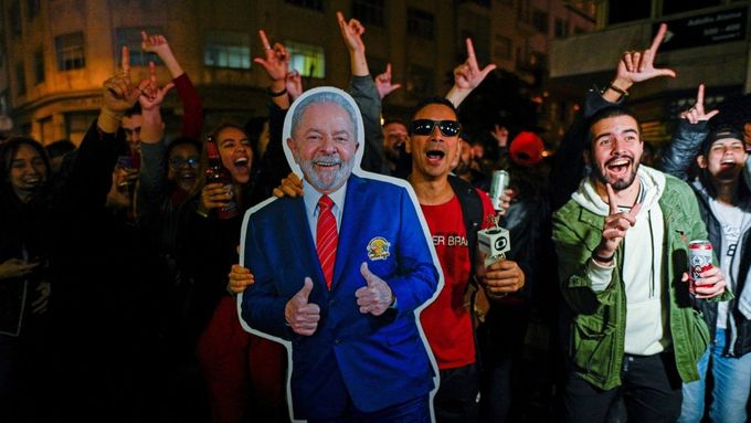 Voliči Luise Ignácia Lula da Silva slaví jeho vítězství v brazilských prezidentských volbách.