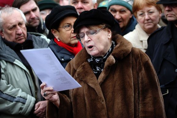 Vlasta Chramostová roku 2009 při 40. výročí sebeupálení Jana Palacha před Národním muzeem v Praze.