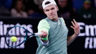 Jakub Menšík byl blízko životnímu skalpu, když svedl pětisetovou bitvu druhého kola Australian Open proti Hubertu Hurkaczovi.