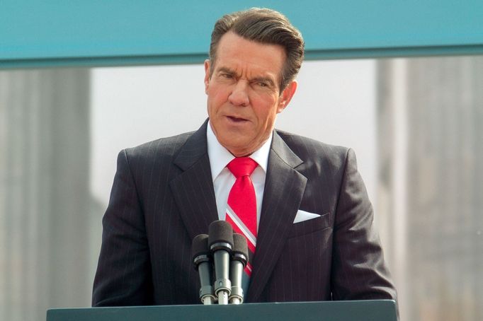 Dennis Quaid jako Ronald Reagan.