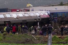 Tragédie v Řecku. Při srážce dvou vlaků zahynulo 57 lidí, hasiči prohledávají vagony