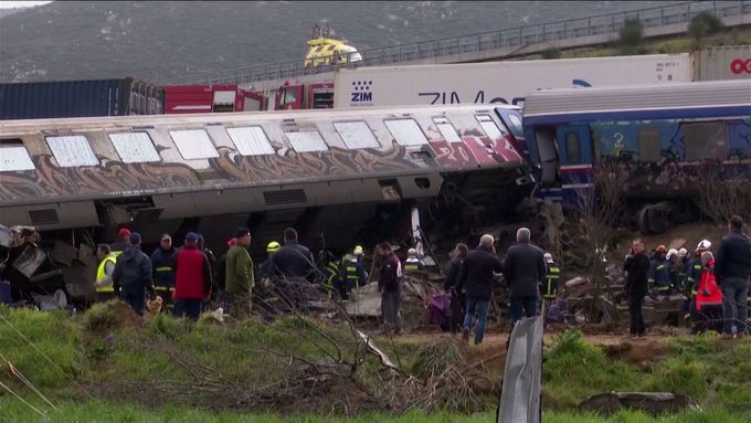 Záběry z následků tragického střetu vlaků v Řecku.