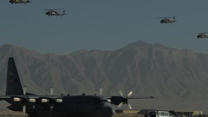Letadlo C-130 Hercules a vrtulníky UH-60 Blackhawk na základně v Bagrámu