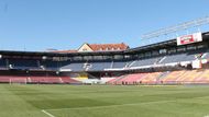 Na Letnou stále ještě nemohli kvůli výtržnostem z konce loňské sezony diváci, a tak stadion zel prázdnotou.