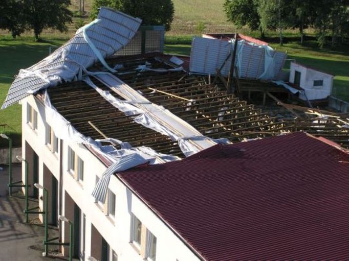 Bouřka utrhla kus střechy ze základny Středočeských hasičů