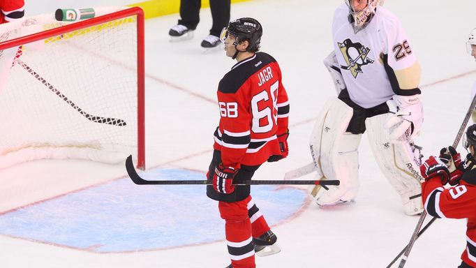 New Jersey Devils - Pittsburgh Penguins: Jaromír Jágr v akci