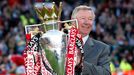 Sir Alex Ferguson s trofejí pro vítěze Premier League (2011)