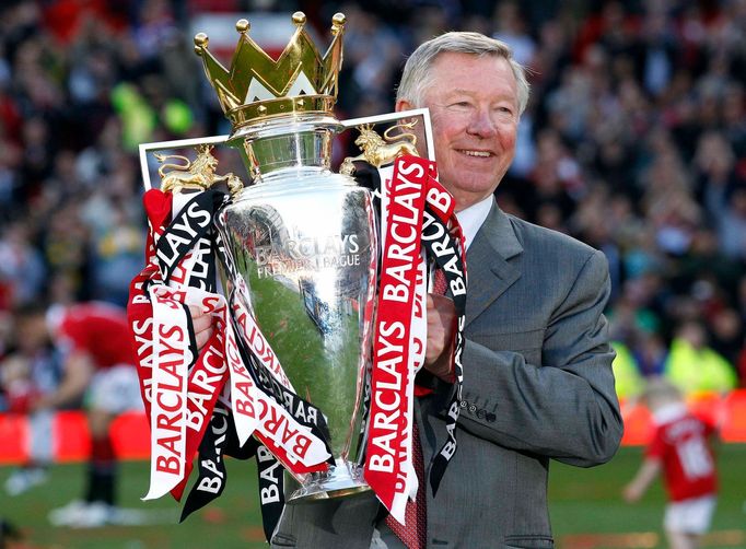 Sir Alex Ferguson s trofejí pro vítěze Premier League (2011)