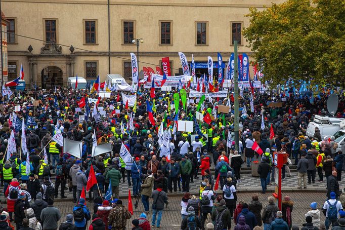 Protest studentů a odborů proti opatřením vlády Petra Fialy.