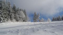 sníh na sjezdovce v Beskydech