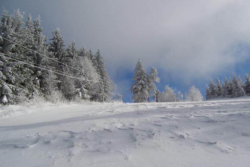 sníh na sjezdovce v Beskydech