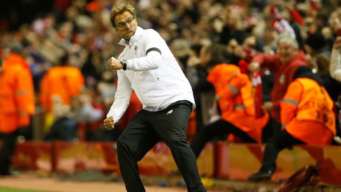 Liverpoolský trenér Jürgen Klopp slaví gól v síti Dortmundu.