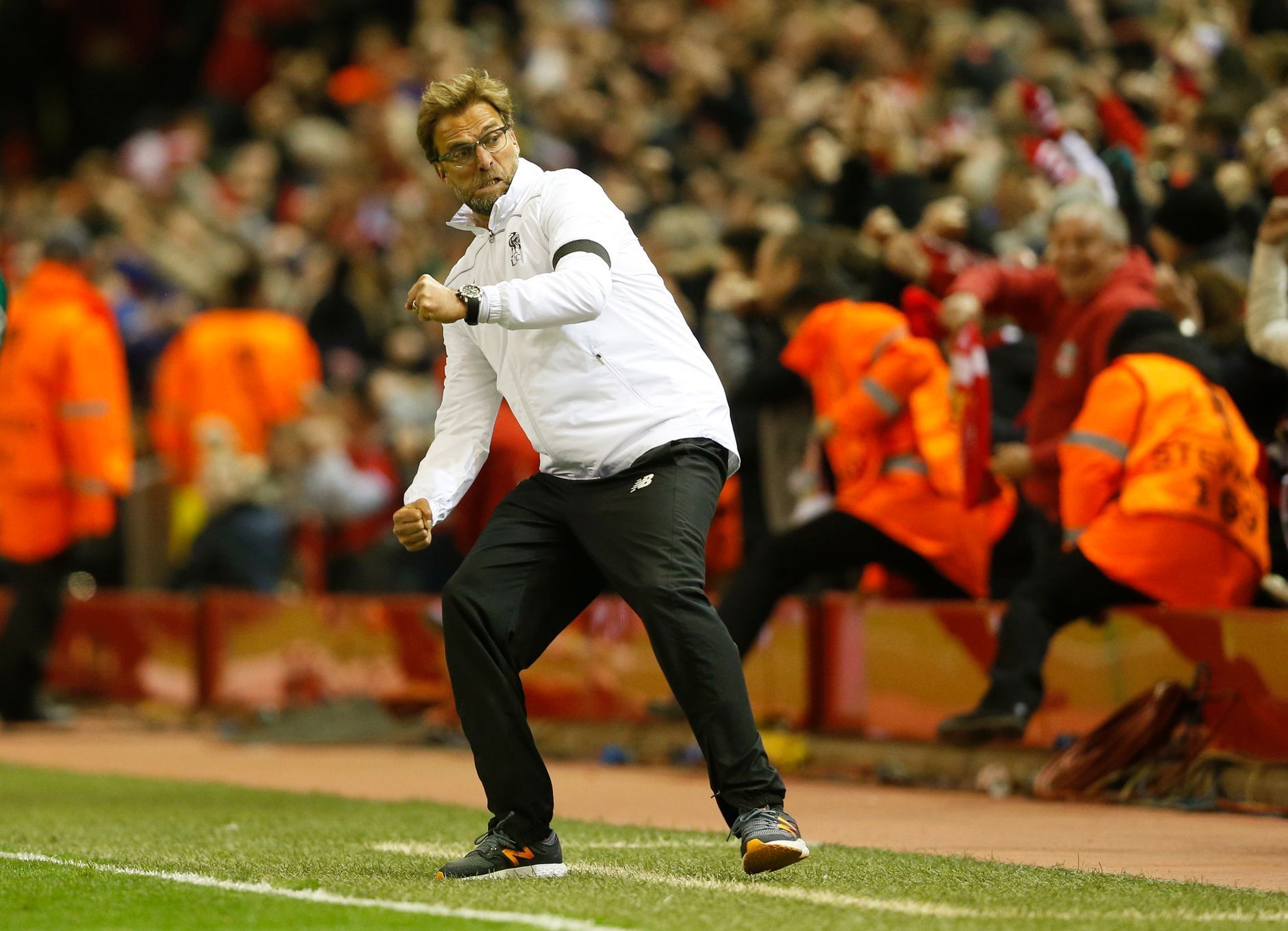 Liverpoolský trenér Jürgen Klopp slaví gól v síti Dortmundu