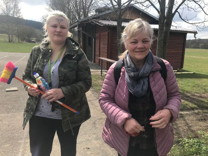 "Ve chvíli výbuchu to byla taková vlna, že mi vytrhla kliku od dveří z ruky," vzpomíná žena z Vrbětic, která si vyšla s dcerou na procházku.