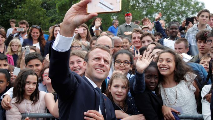 Francouzský prezident Emmanuel Macron si dělá selfíčko se studenty u příležitosti ceremoniálu v památníku Mont Valerien nedaleko Paříže.