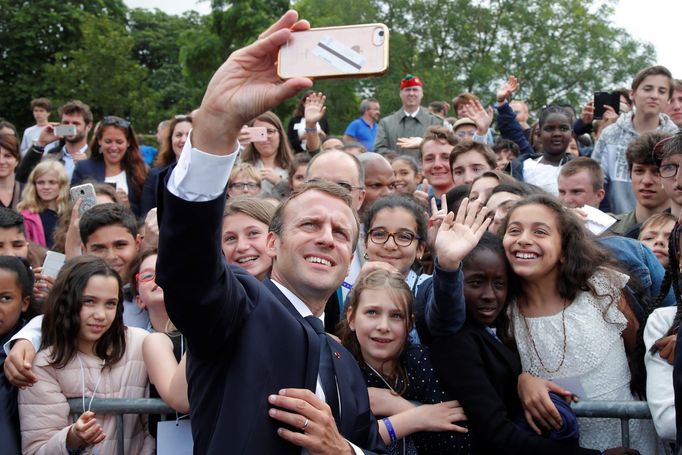 Francouzský prezident Emmanuel Macron si dělá selfíčko se studenty u příležitosti ceremoniálu v památníku Mont Valerien nedaleko Paříže.