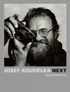 Portrét Josefa Koudelky na přebalu knihy vyfotografoval Irving Penn v New Yorku roku 1988.