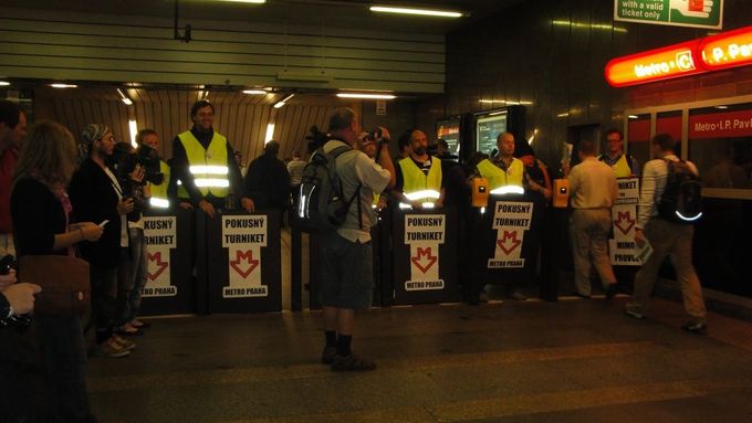 Piráti protestovali proti závádění turniketů do metra